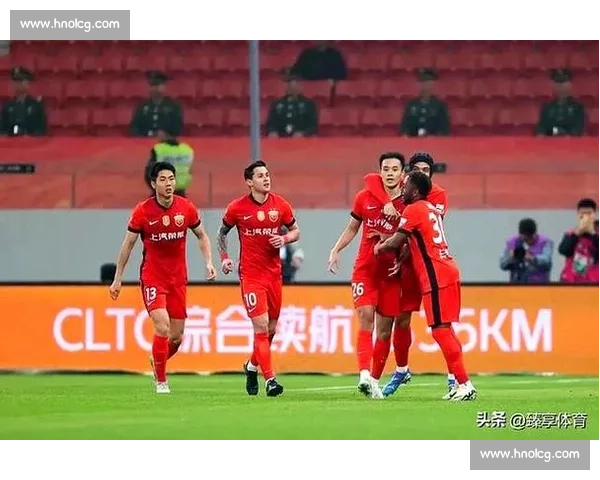 国安击败西海岸追平申花登顶，争冠形势白热化